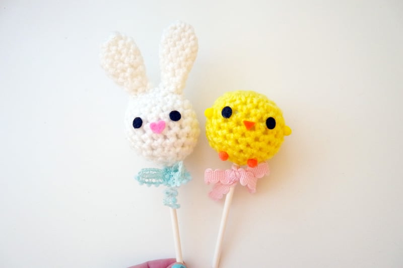 Designed by TwinkieChan, these super cute crocheted cake pops are quick and easy to make! They were crocheted with Medium Weight Yarn [4] and a 5 mm (H) crochet hook.