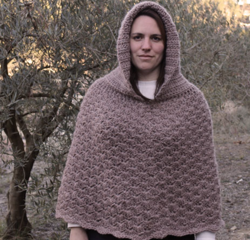 Designed by Lanas y Ovillos this easy to crochet poncho is made with Bulky Weight Yarn [5] and a 9 mm crochet hook.