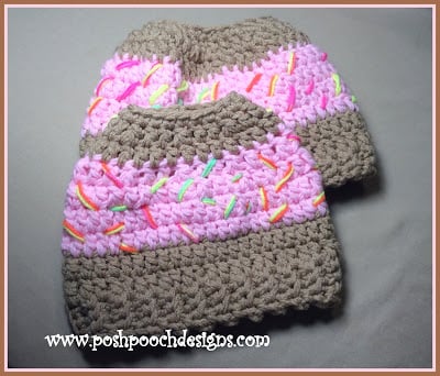 Learn how to crochet the Sprinkle Donut Messy Bun Hat pattern with this great video tutorial. #crochettutorial #videotutorial #freecrochetpattern #messybunhat
