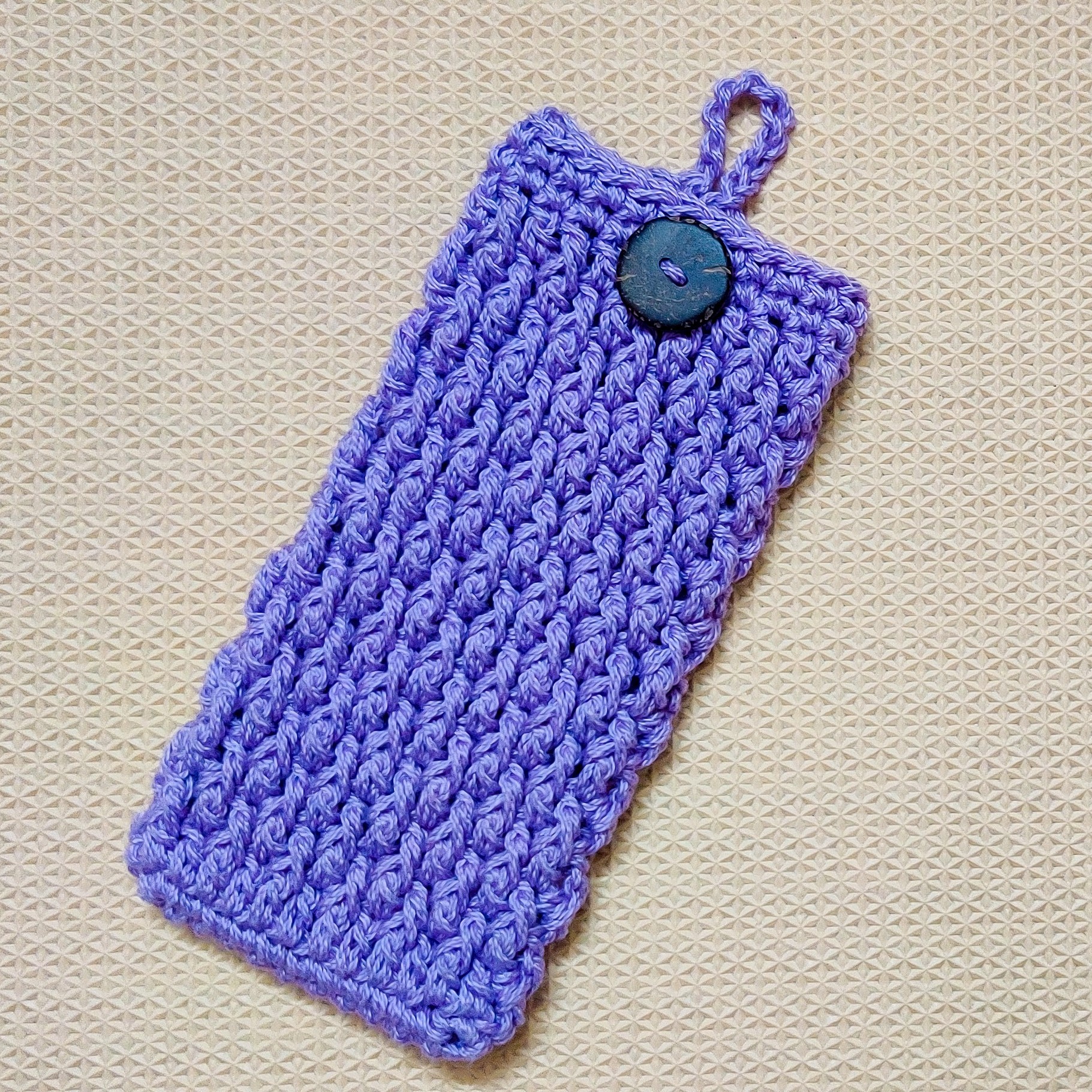 Learn how to crochet this simple textured mobile phone cover with the free pattern and tutorials from @itsrajiscrafthobby.