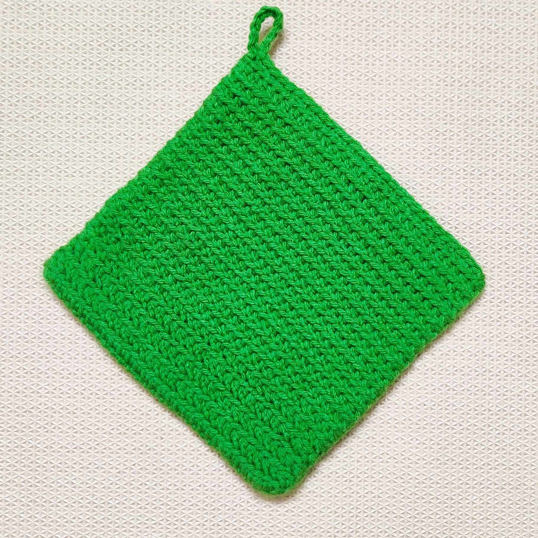 Learn how to make these easy double thick crochet potholders with the free pattern and tutorial from Raji's Craft Hobby. These great potholders are made in the round.