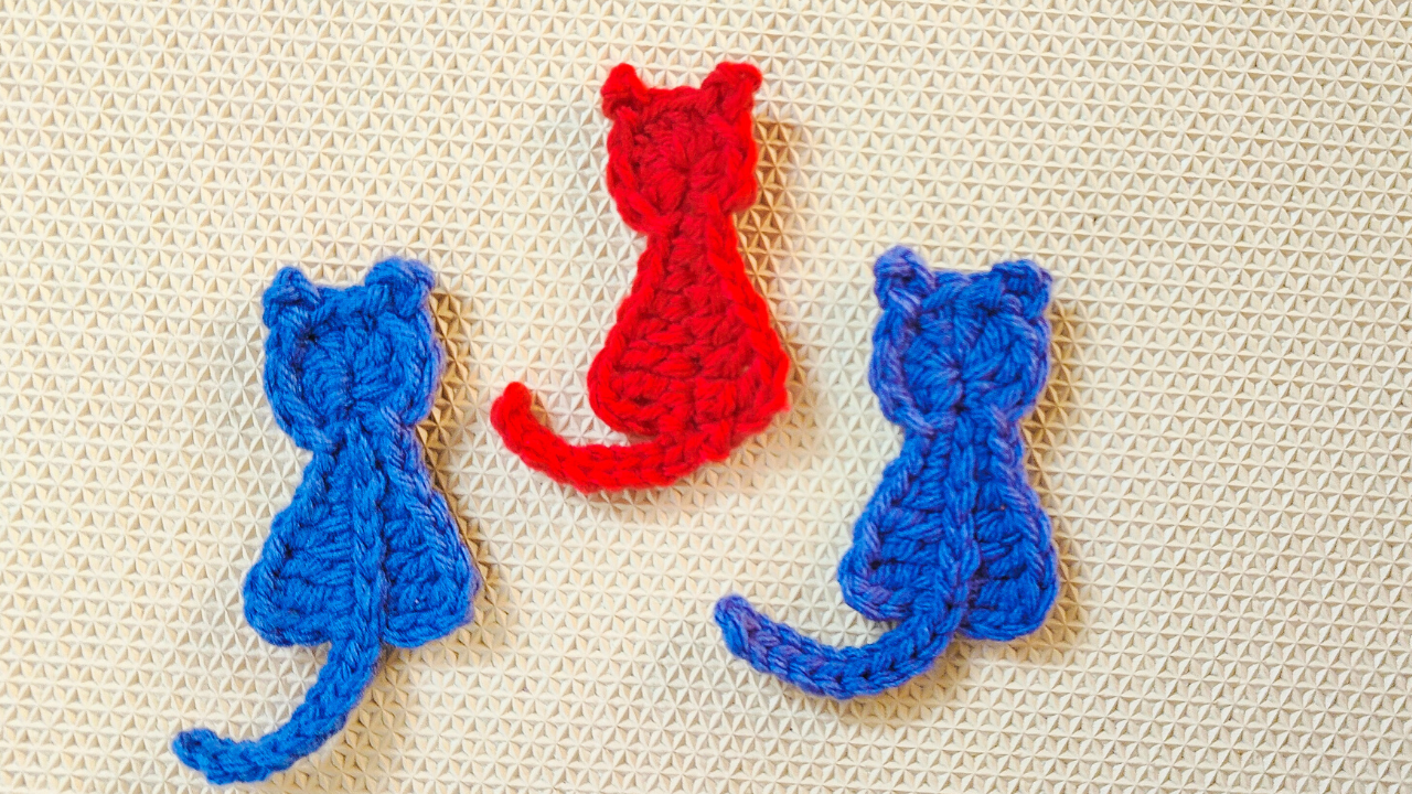 Learn how to make this adorable crochet cat applique with the free pattern and video tutorial from Raji's Craft Hobby.
