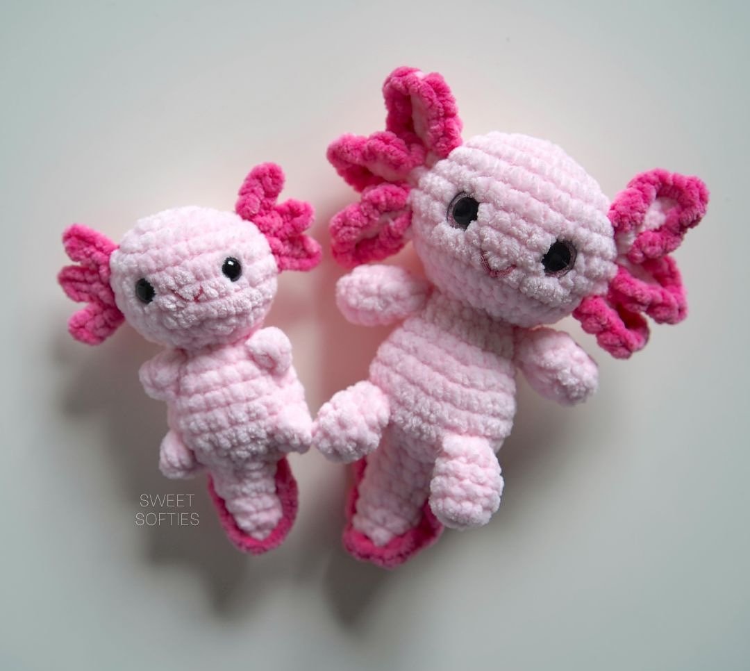 Designed by Sweet Softies. This project calls for Super Bulky Weight Yarn [6] and a 5 mm (H) crochet hook. The small no-sew amigurumi is available as a video pattern.