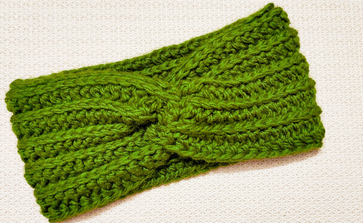 Learn how to make this quick and easy twisted headband with the free pattern and video from Raji's Craft Hobby.