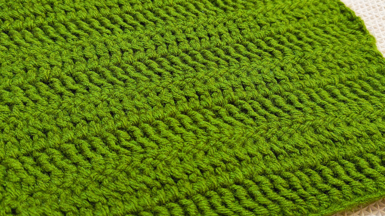 Learn how to crochet a blanket 2 rows at a time with this step-by-step tutorial and free pattern from Raji's Craft Hobby.