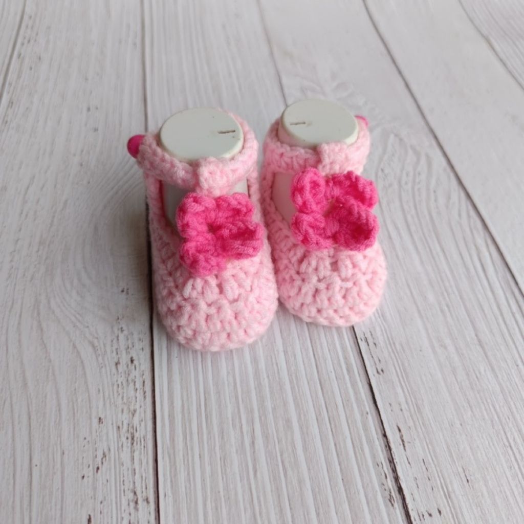 Learn how to crochet a pair of adorable baby booties with the free pattern and tutorial from Toyslab Creations.