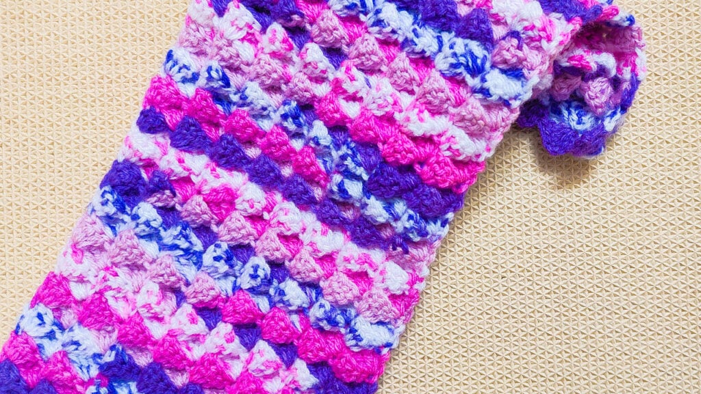Learn how to crochet an easy one row repeat scarf with the free pattern and tutorial from Raji's Craft Hobby.
