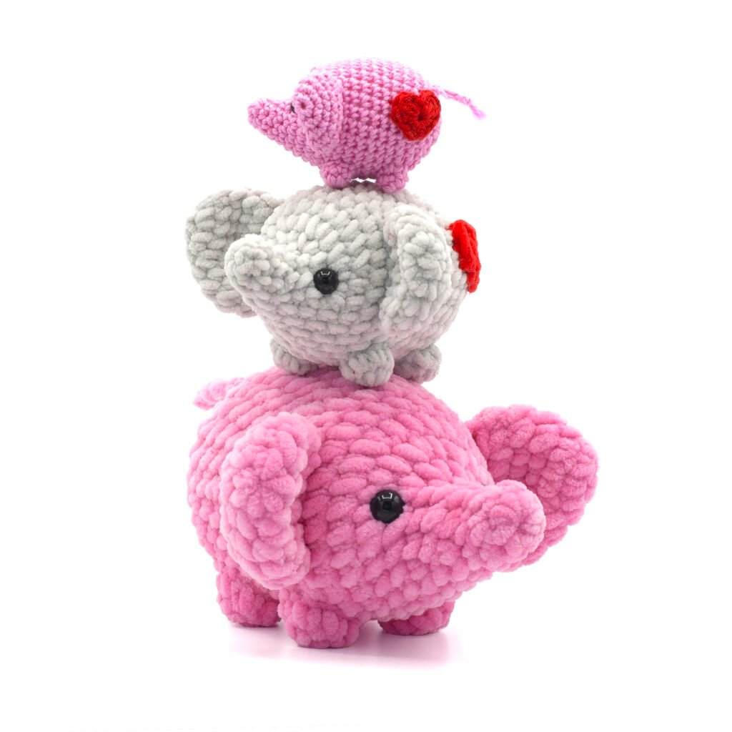 Discover how to make the perfect amigurumi elephant with any size, using our free pattern and step-by-step video tutorial. Learn the basics of crocheting with DIY Fluffies!