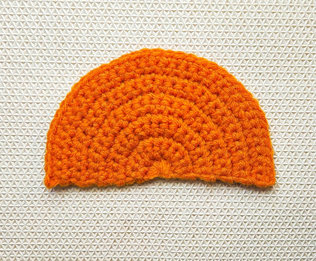 Ready to step up your crochet game? Master the single crochet stitch semicircle and unlock endless possibilities for stunning rainbow motifs, rugs, tablemats, purses, and more! 🌈👜
