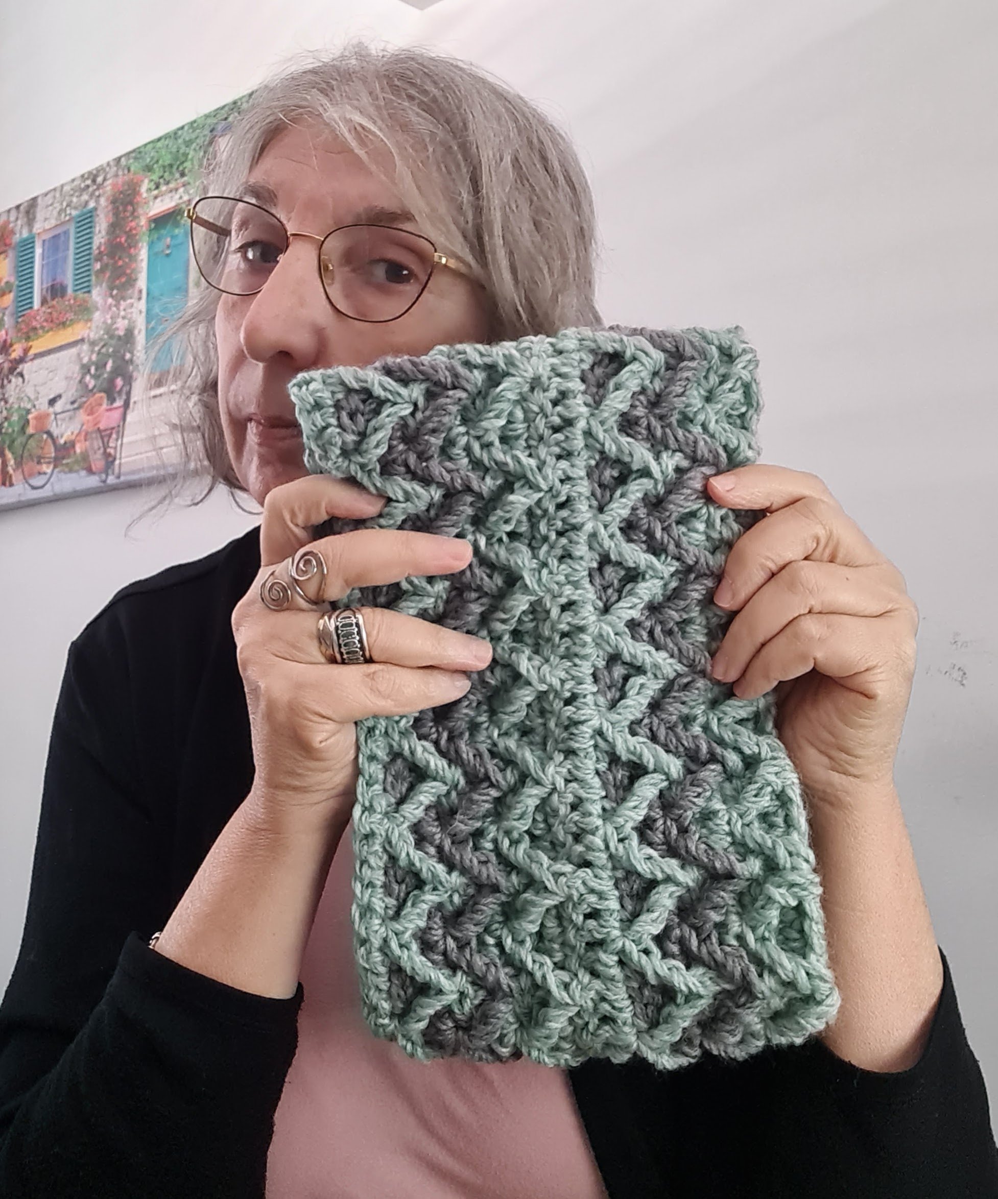 Learn the arrow stitch and crochet a one-of-a-kind cowl, rich in texture and style. Choose to make it vibrant with two colors, or opt for one color for a more formal look. Stay warm and chic this winter with this cozy and bulky cowl.