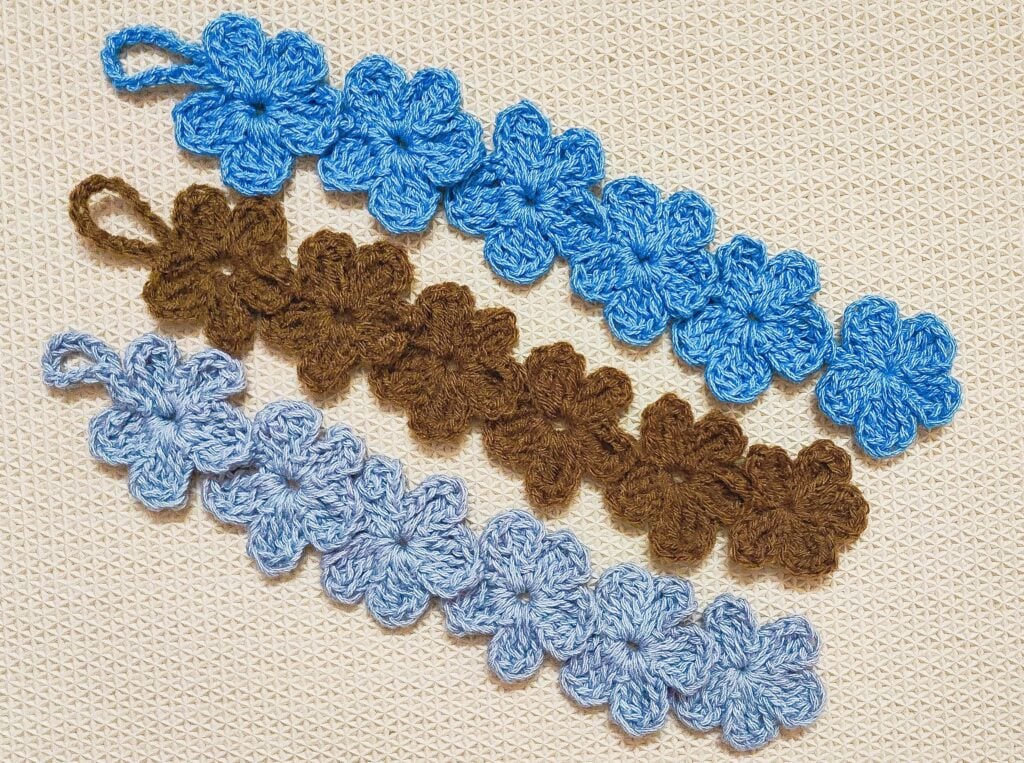 Quick & fun! Crochet this Flower Garland Bookmark today. 🌸 No joining needed. Free pattern!