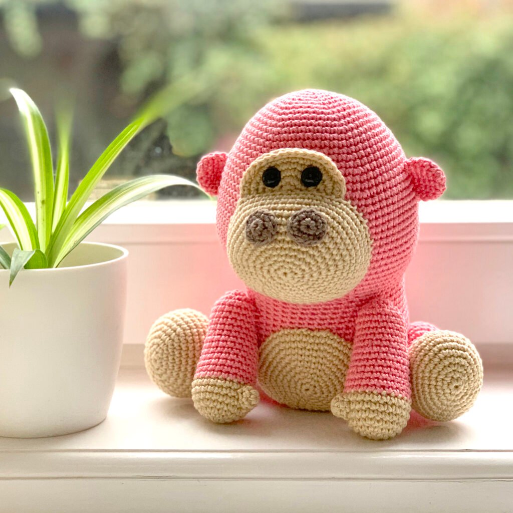 Crochet Bonzo the Gorilla 🦍 Free, beginner-friendly amigurumi pattern with step-by-step photos by Mariska Vos.