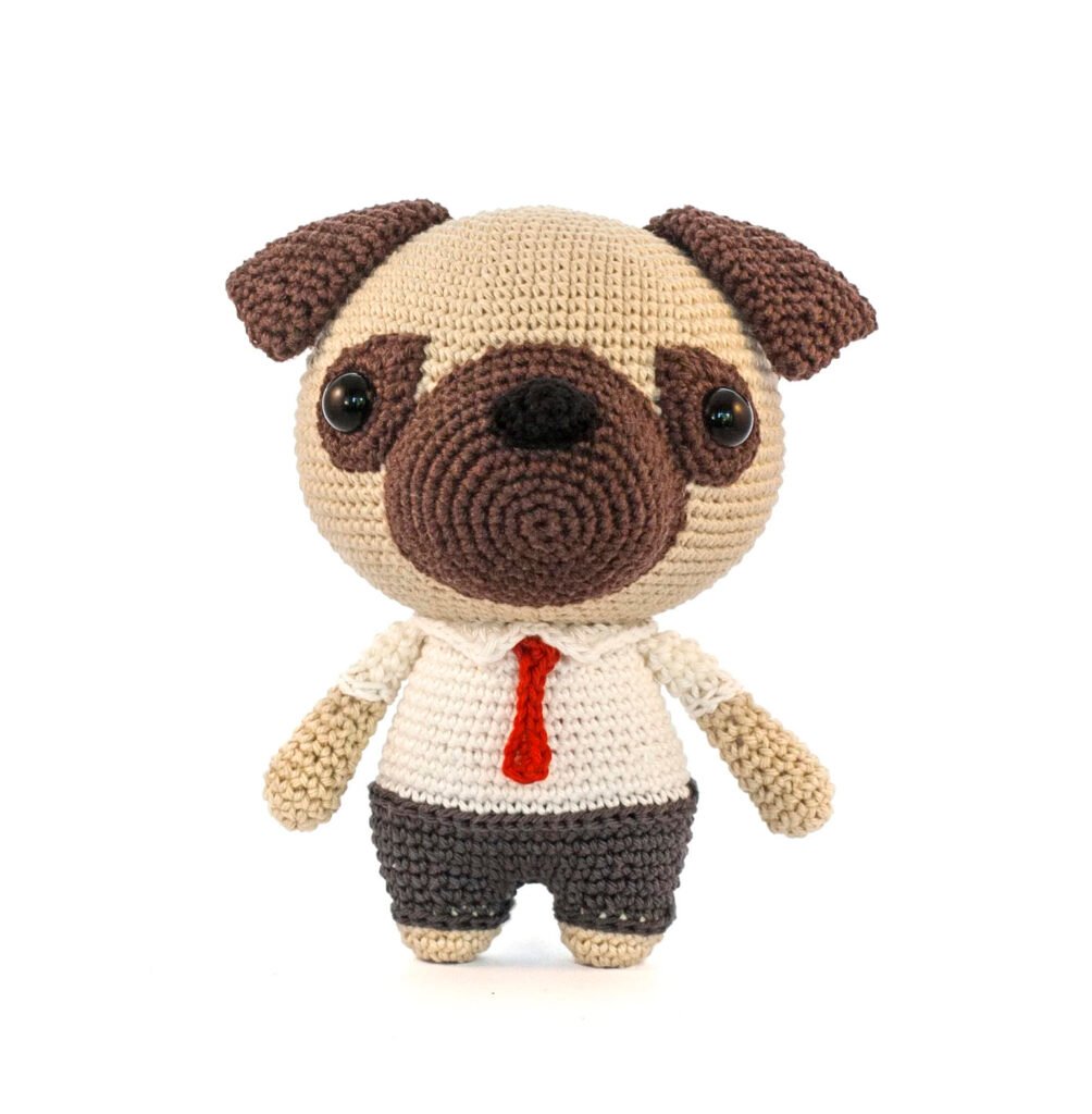 Crochet this cute amigurumi pug with this free amigurumi pattern by DIY Fluffies! Made with sport weight cotton yarn and a 2.5 mm hook. Step-by-step photos included.