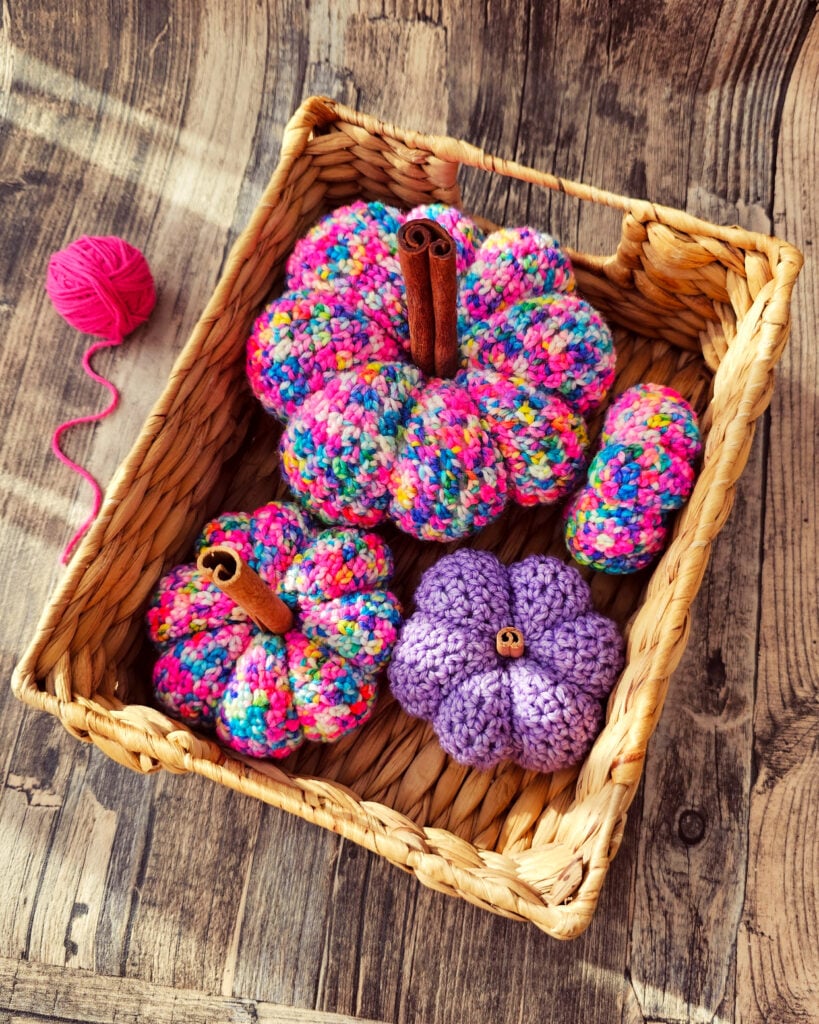 Create this textured Pumpkin Pop using the free crochet pattern from Crochet Highway! Easy, stash-busting project for fall and home décor.