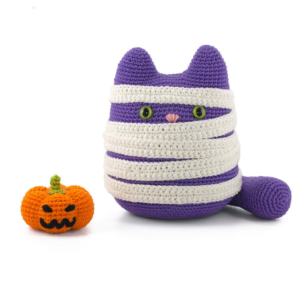 Make Kiki the Mummy Cat with this free crochet pattern by DIY Fluffies — a cute and easy Halloween amigurumi project!