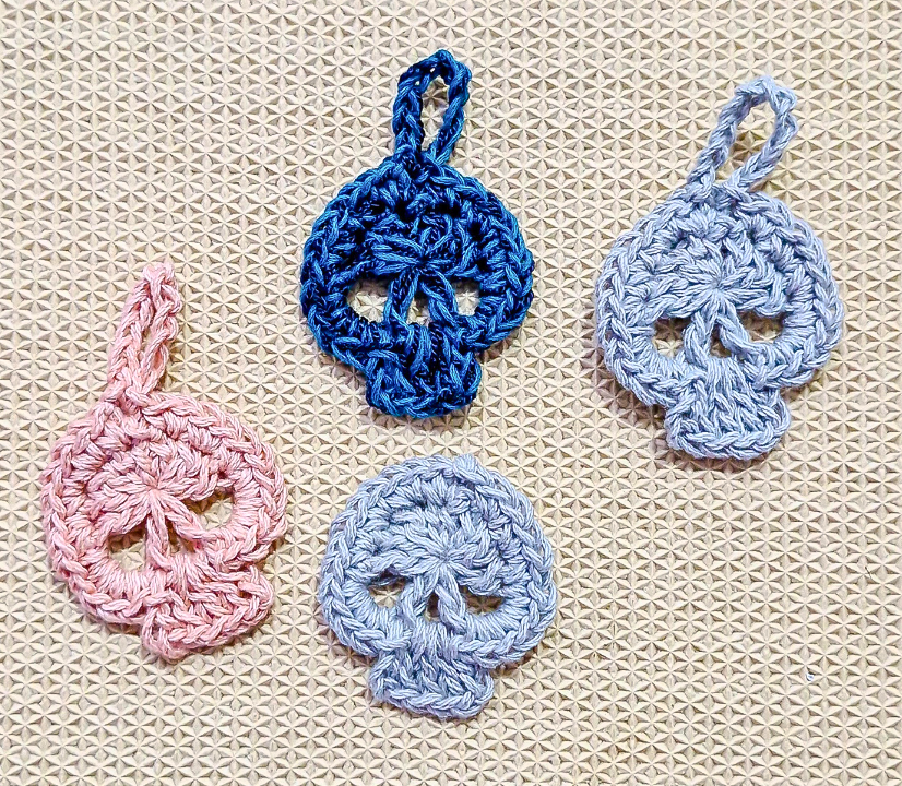 Stitch these quick Halloween Skull Charms using a 2-round pattern with basic stitches. Includes video tutorial and free pattern from Raji’s Craft Hobby.