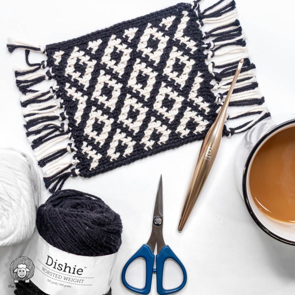 This free tapestry crochet coaster tutorial is a fun way to practice colorwork 🧶 A quick project using simple stitches.
