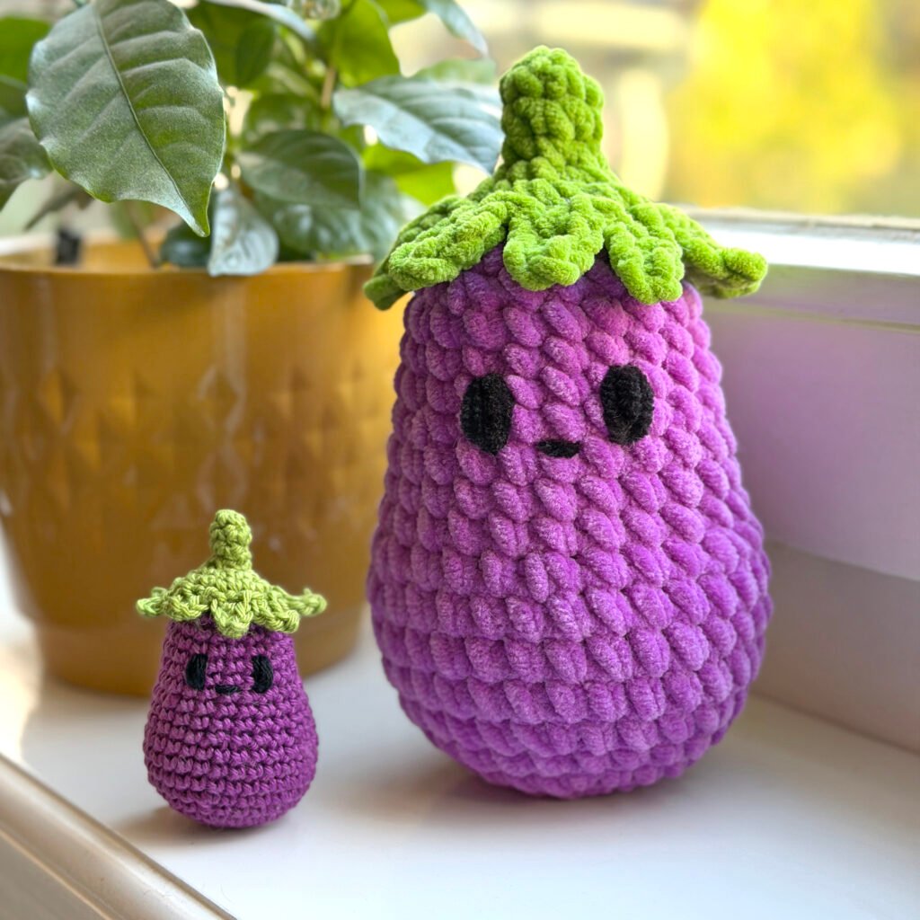 This free eggplant crochet pattern includes a video tutorial and clear instructions for a small, satisfying make.